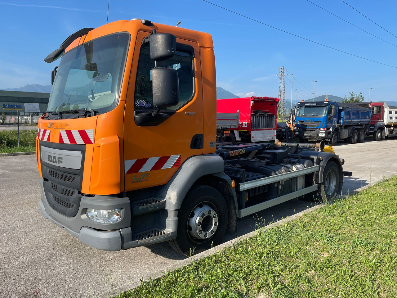 DAF LF280LE - Kancalı yükleyici kamyon: fotoğraf 1 DAF LF280LE - Kancalı yükleyici kamyon: fotoğraf 1