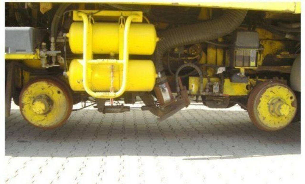 Mercedes-Benz SK 1820 4x2 Schienenreinigungs Kehrmaschine RAIL - Yol süpürme aracı: fotoğraf 2 Mercedes-Benz SK 1820 4x2 Schienenreinigungs Kehrmaschine RAIL - Yol süpürme aracı: fotoğraf 2