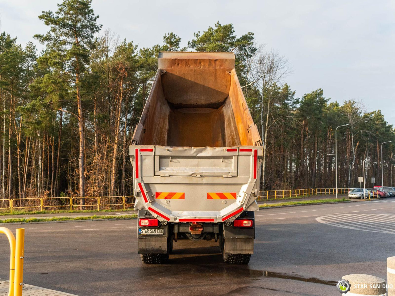 - Damperli kamyon: fotoğraf 4 - Damperli kamyon: fotoğraf 4