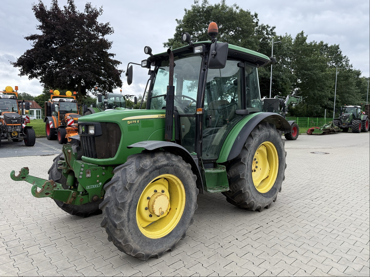 John Deere 5075E - Traktör: fotoğraf 1 John Deere 5075E - Traktör: fotoğraf 1