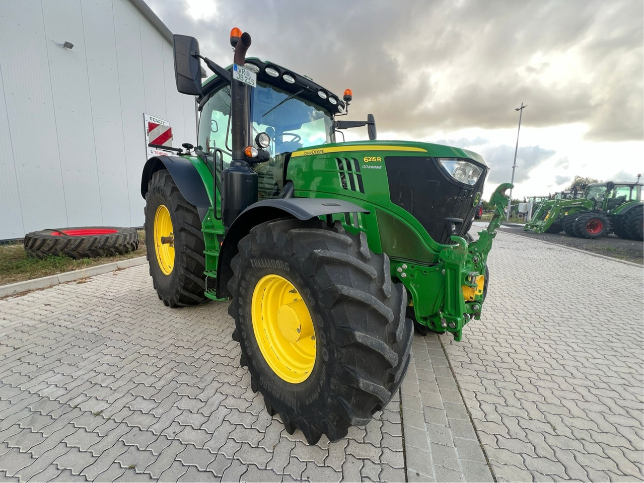 John Deere 6215 R - Traktör: fotoğraf 1 John Deere 6215 R - Traktör: fotoğraf 1