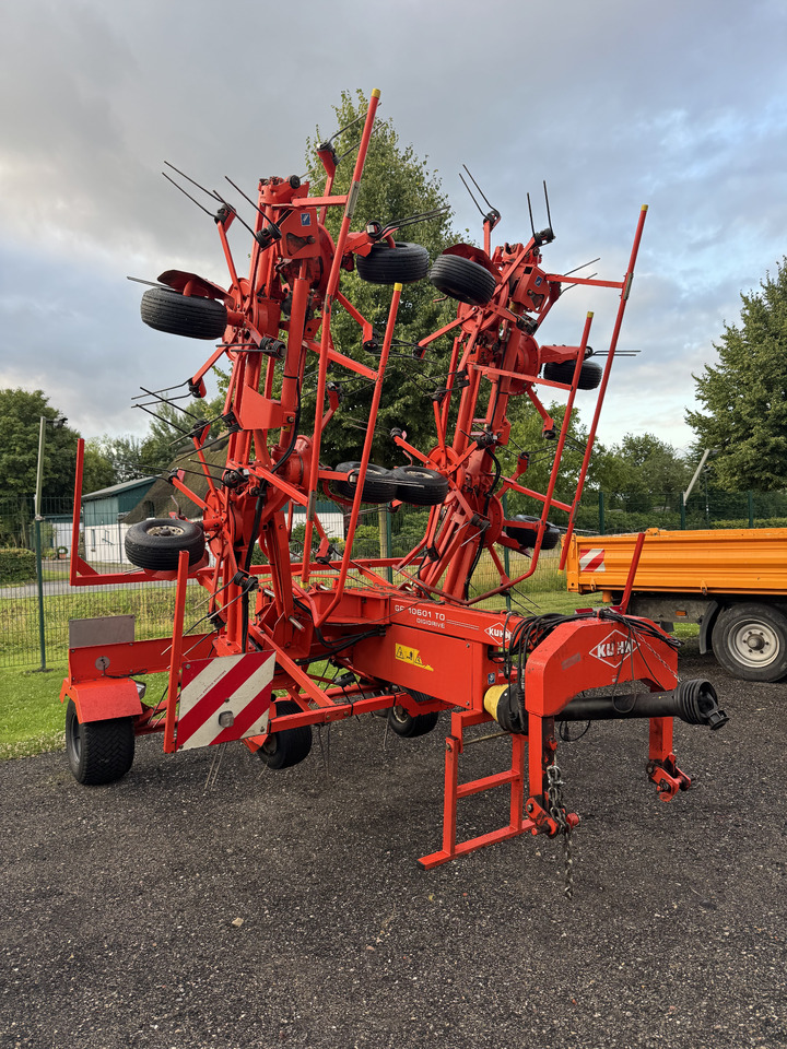 Kuhn GF 10601 T - Ot toplama tırmığı: fotoğraf 1 Kuhn GF 10601 T - Ot toplama tırmığı: fotoğraf 1