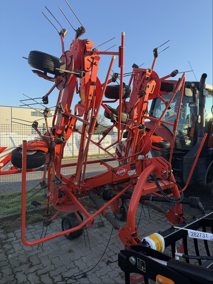 Kuhn Heuwender GF 8702 - Ot toplama tırmığı: fotoğraf 1 Kuhn Heuwender GF 8702 - Ot toplama tırmığı: fotoğraf 1