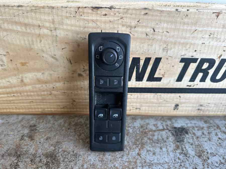 MAN SWITCH DOOR MODULE 81.25525-0304 - Kabin ve iç mekan - Kamyon: fotoğraf 1 MAN SWITCH DOOR MODULE 81.25525-0304 - Kabin ve iç mekan - Kamyon: fotoğraf 1