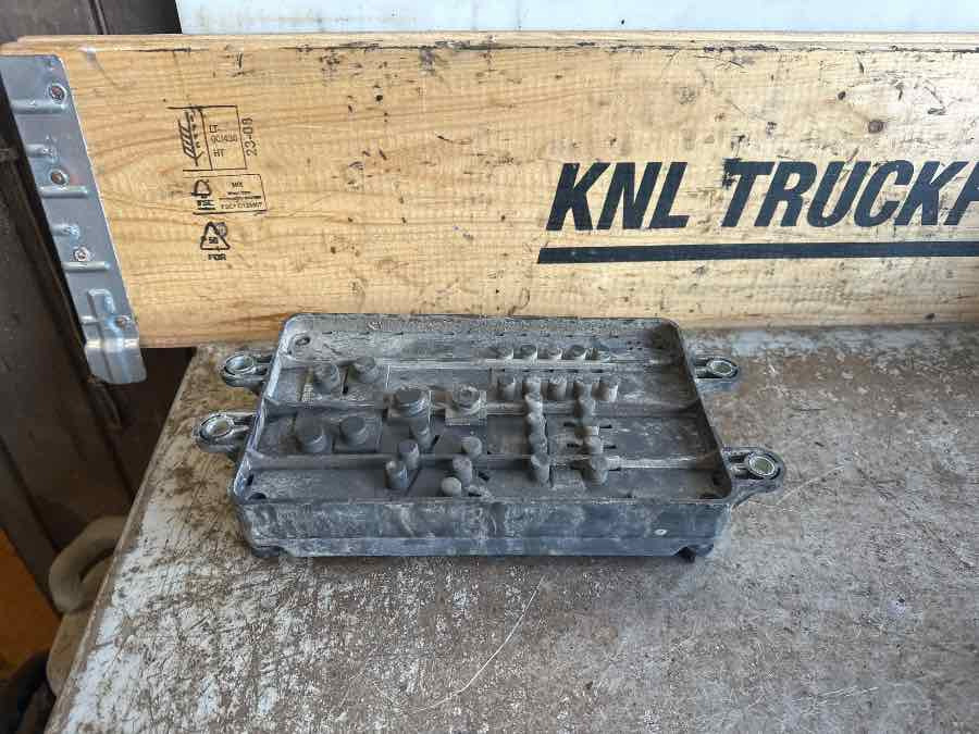 VOLVO FUSE BOX 23098516 - Elektrik sistemi - Kamyon: fotoğraf 2 VOLVO FUSE BOX 23098516 - Elektrik sistemi - Kamyon: fotoğraf 2