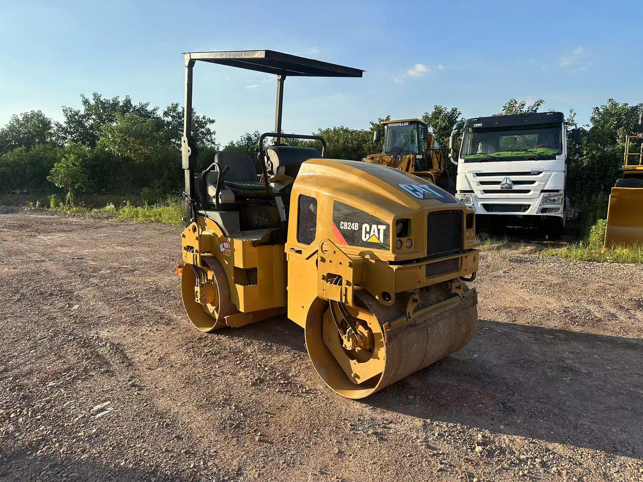CATERPILLAR CB24B - Silindir makinesi: fotoğraf 1 CATERPILLAR CB24B - Silindir makinesi: fotoğraf 1