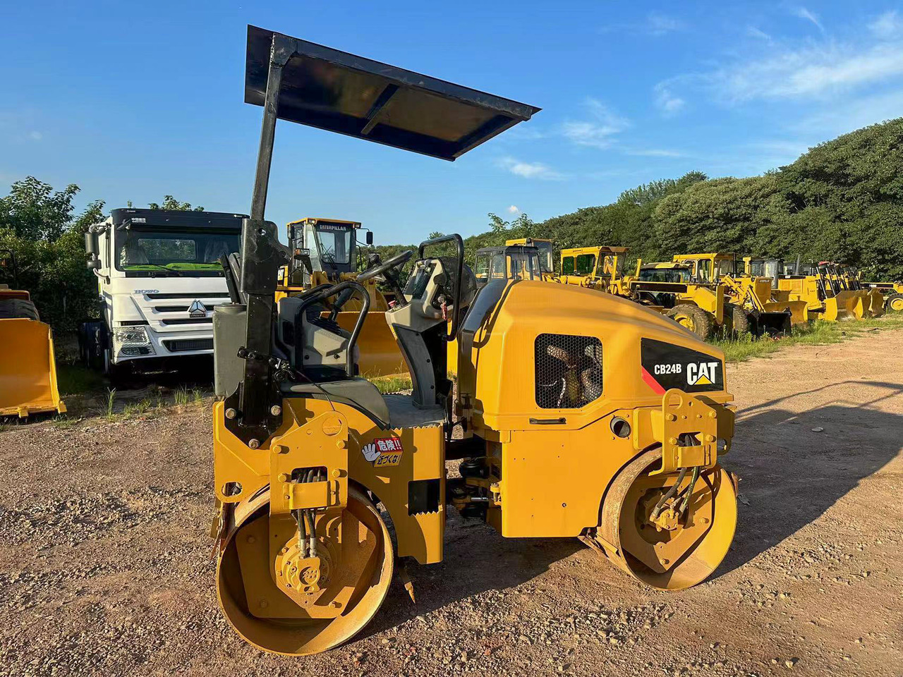 CATERPILLAR CB24B - Silindir makinesi: fotoğraf 4 CATERPILLAR CB24B - Silindir makinesi: fotoğraf 4
