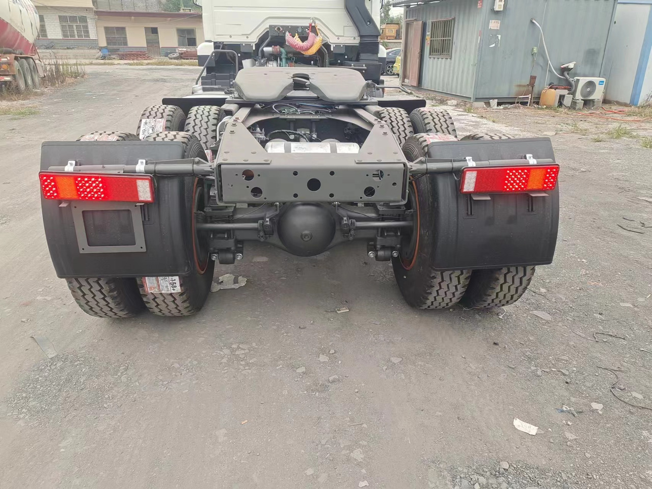 SINOTRUK HOWO 371hp 6X4 Tractor unit - Çekici: fotoğraf 5 SINOTRUK HOWO 371hp 6X4 Tractor unit - Çekici: fotoğraf 5