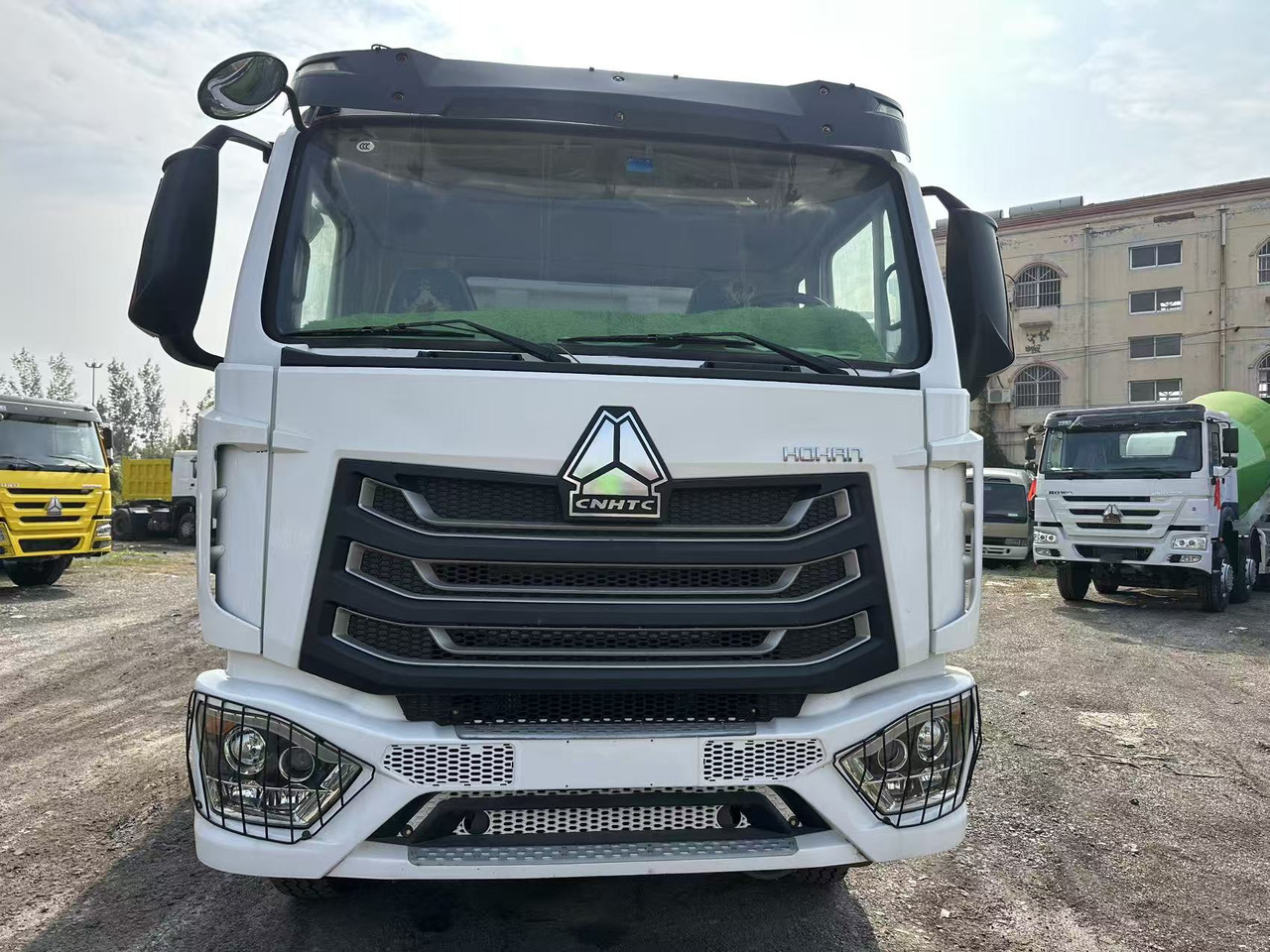 SINOTRUK HOHAN 400hp 6x4 tipper truck - Damperli kamyon: fotoğraf 4 SINOTRUK HOHAN 400hp 6x4 tipper truck - Damperli kamyon: fotoğraf 4