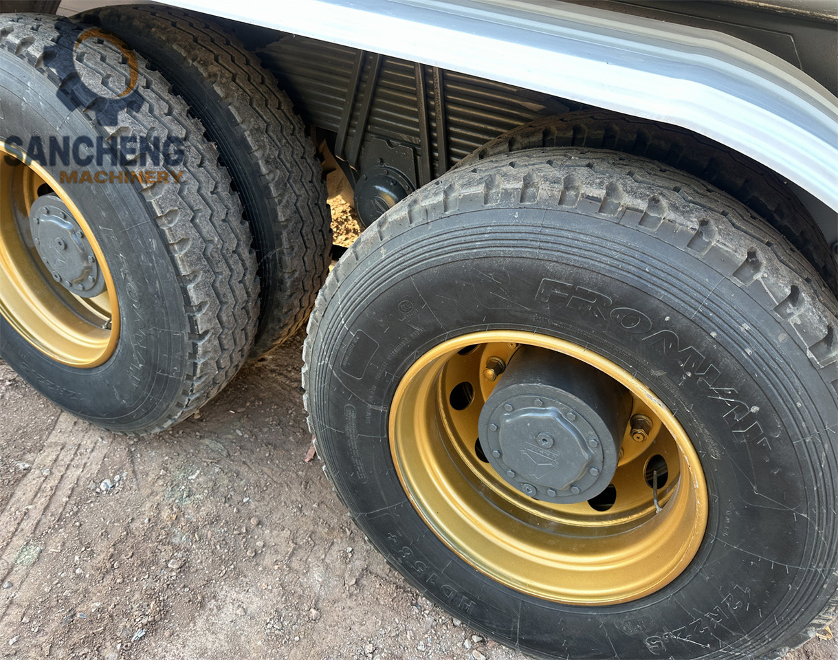 SINOTRUK HOWO 371 6x4 Water Tanker Truck - Tanker kamyon: fotoğraf 5 SINOTRUK HOWO 371 6x4 Water Tanker Truck - Tanker kamyon: fotoğraf 5