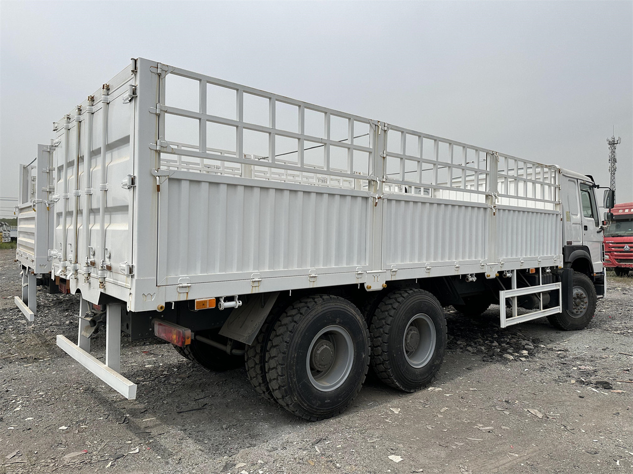 SINOTRUK HOWO 371 Cargo truck - Hayvan nakil aracı kamyon: fotoğraf 4 SINOTRUK HOWO 371 Cargo truck - Hayvan nakil aracı kamyon: fotoğraf 4