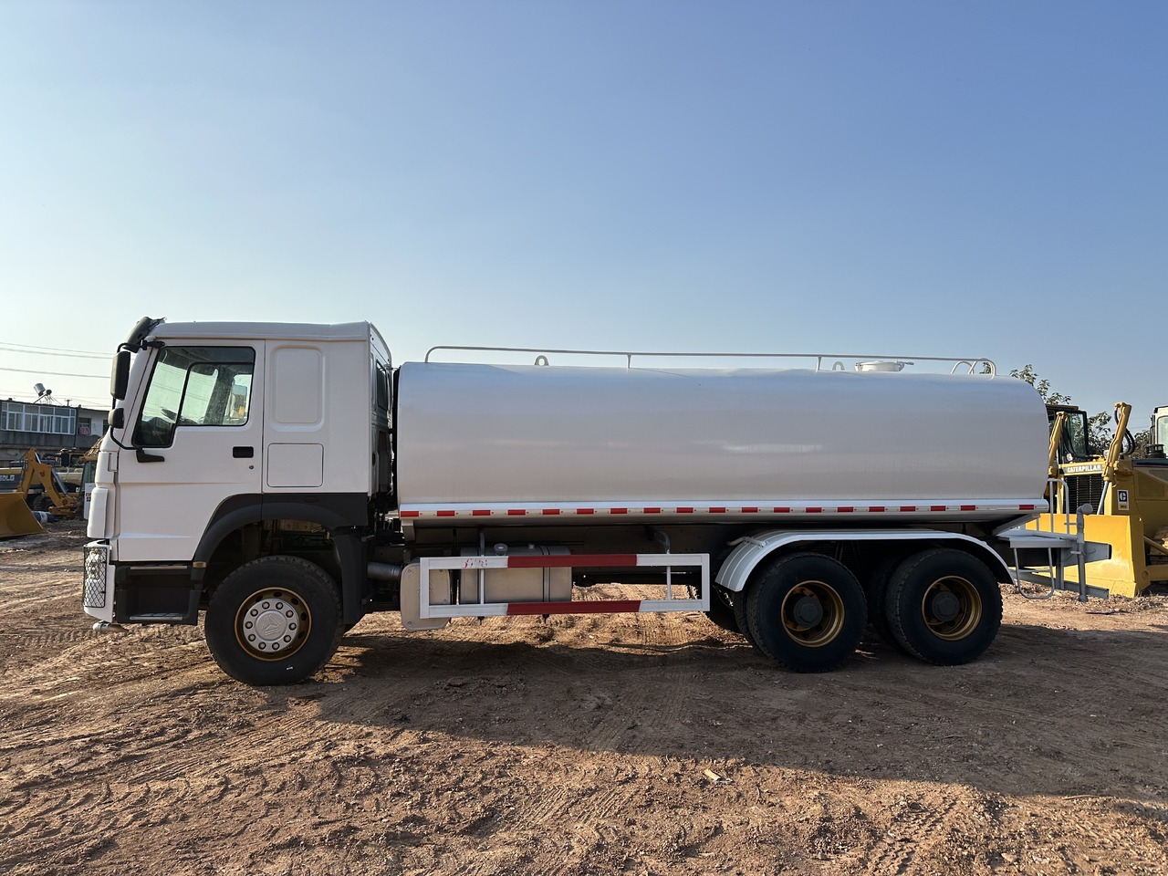 SINOTRUK HOWO 371 Water Tanker Truck - Tanker kamyon: fotoğraf 5 SINOTRUK HOWO 371 Water Tanker Truck - Tanker kamyon: fotoğraf 5