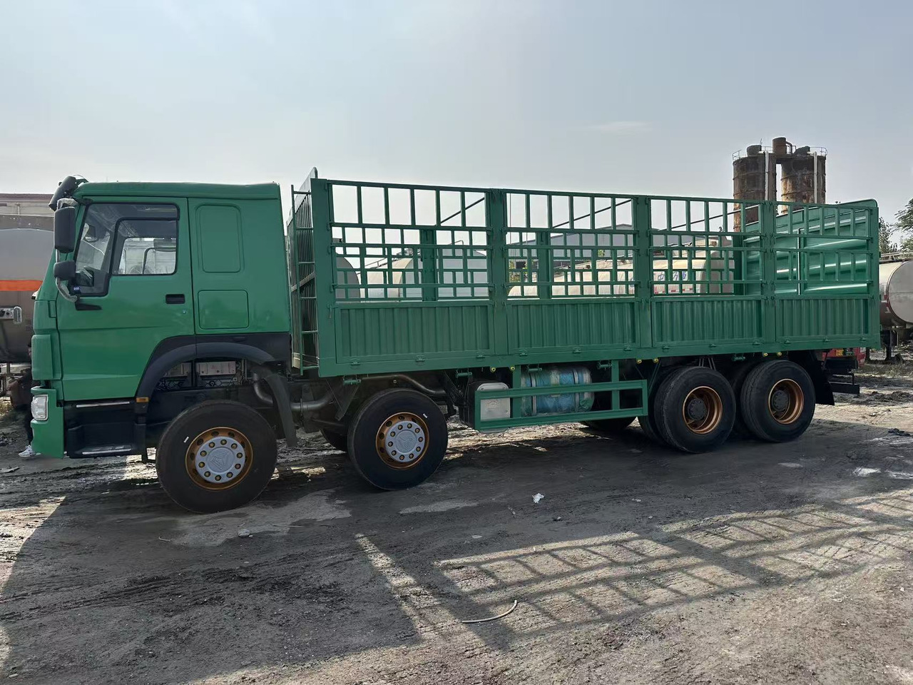 SINOTRUK HOWO 420hp 8x4 fence truck - Sal/ Açık kasa kamyon: fotoğraf 2 SINOTRUK HOWO 420hp 8x4 fence truck - Sal/ Açık kasa kamyon: fotoğraf 2