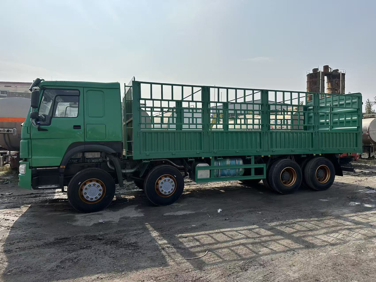 SINOTRUK HOWO 420hp 8x4 fence truck - Sal/ Açık kasa kamyon: fotoğraf 3 SINOTRUK HOWO 420hp 8x4 fence truck - Sal/ Açık kasa kamyon: fotoğraf 3