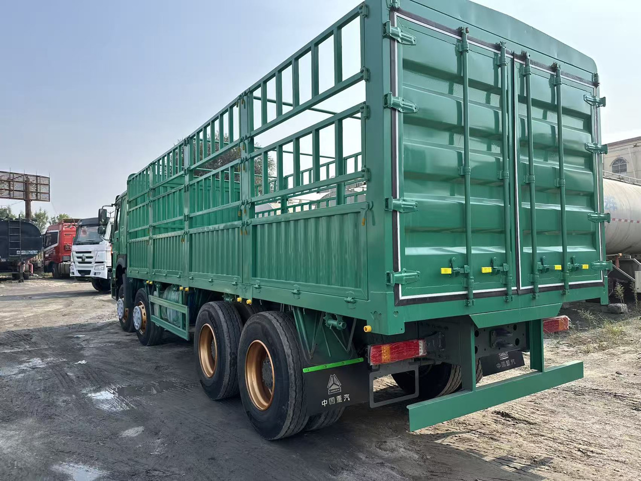 SINOTRUK HOWO 420hp 8x4 fence truck - Sal/ Açık kasa kamyon: fotoğraf 5 SINOTRUK HOWO 420hp 8x4 fence truck - Sal/ Açık kasa kamyon: fotoğraf 5