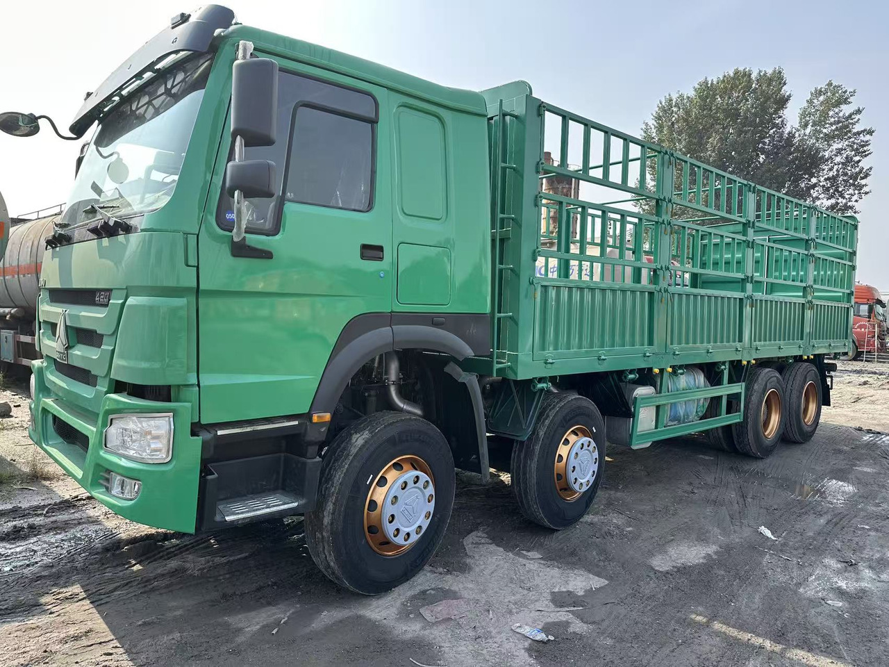 SINOTRUK HOWO 420hp 8x4 fence truck - Sal/ Açık kasa kamyon: fotoğraf 1 SINOTRUK HOWO 420hp 8x4 fence truck - Sal/ Açık kasa kamyon: fotoğraf 1