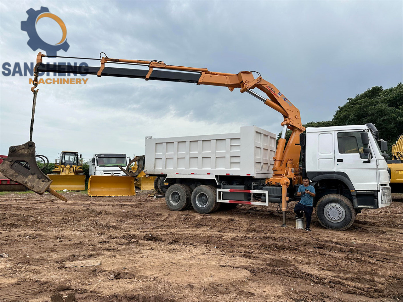 SINOTRUK Howo 371 6x4 crane truck - Vinçli kamyon: fotoğraf 5 SINOTRUK Howo 371 6x4 crane truck - Vinçli kamyon: fotoğraf 5