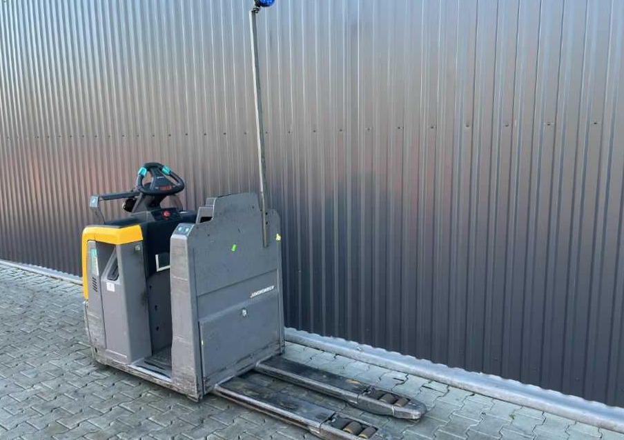 Jungheinrich ECE220 - Sipariş hazırlama makinası: fotoğraf 3 Jungheinrich ECE220 - Sipariş hazırlama makinası: fotoğraf 3