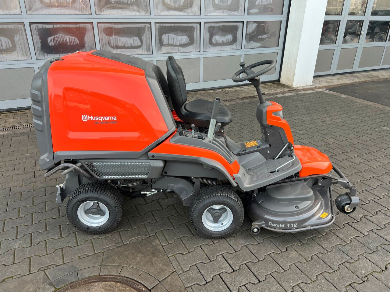 Husquarna RC 320Ts AWD / Rasenmäher / nur 7,6h ! - Çim biçme makinesi: fotoğraf 4 Husquarna RC 320Ts AWD / Rasenmäher / nur 7,6h ! - Çim biçme makinesi: fotoğraf 4