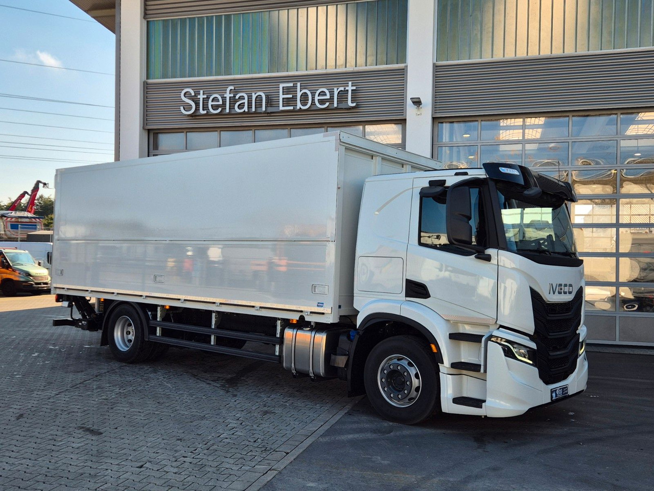 Iveco AT190S40/FP Böse Schwenkwand LBW AHK - Kapalı kasa kamyon: fotoğraf 4 Iveco AT190S40/FP Böse Schwenkwand LBW AHK - Kapalı kasa kamyon: fotoğraf 4