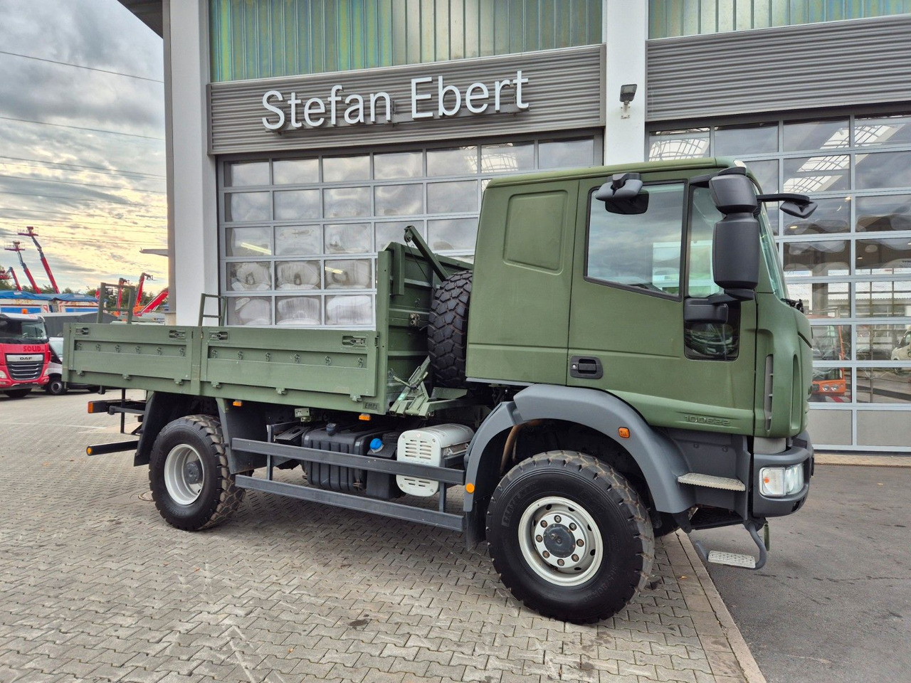 Iveco Eurocargo ML100E22WM-BW 4x4 Pritsche L-Haus Bett - Sal/ Açık kasa kamyon: fotoğraf 4 Iveco Eurocargo ML100E22WM-BW 4x4 Pritsche L-Haus Bett - Sal/ Açık kasa kamyon: fotoğraf 4