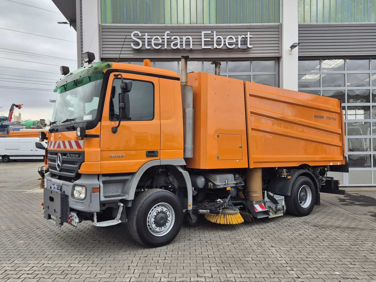 Mercedes-Benz Actros 2032 A 4x4 Bucher STKF 9500 Airport 30x - Yol süpürme aracı: fotoğraf 3 Mercedes-Benz Actros 2032 A 4x4 Bucher STKF 9500 Airport 30x - Yol süpürme aracı: fotoğraf 3