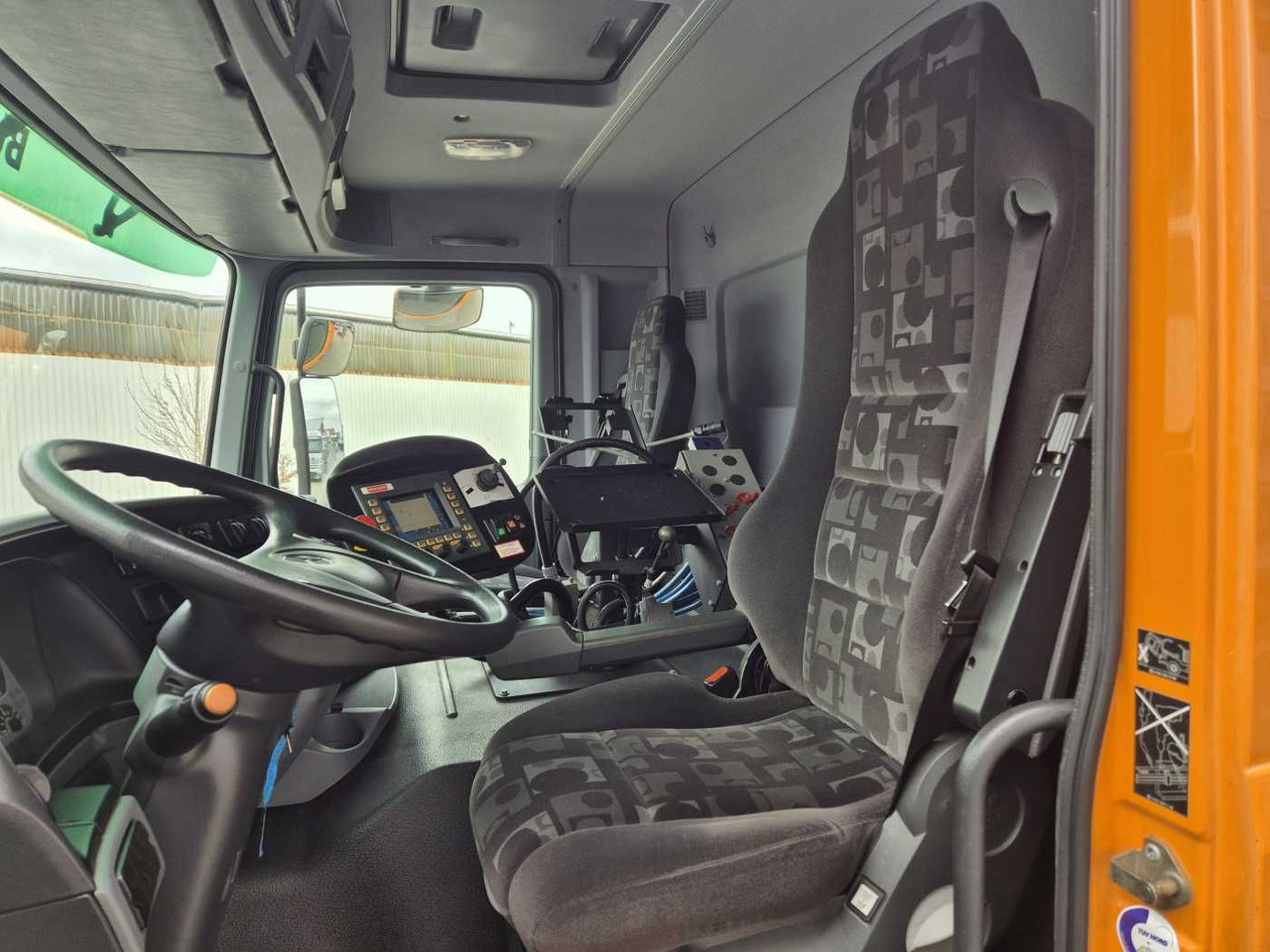 Yol süpürme aracı Mercedes-Benz Actros 2032 A 4x4 Bucher STKF 9500 Airport 30x: fotoğraf 10