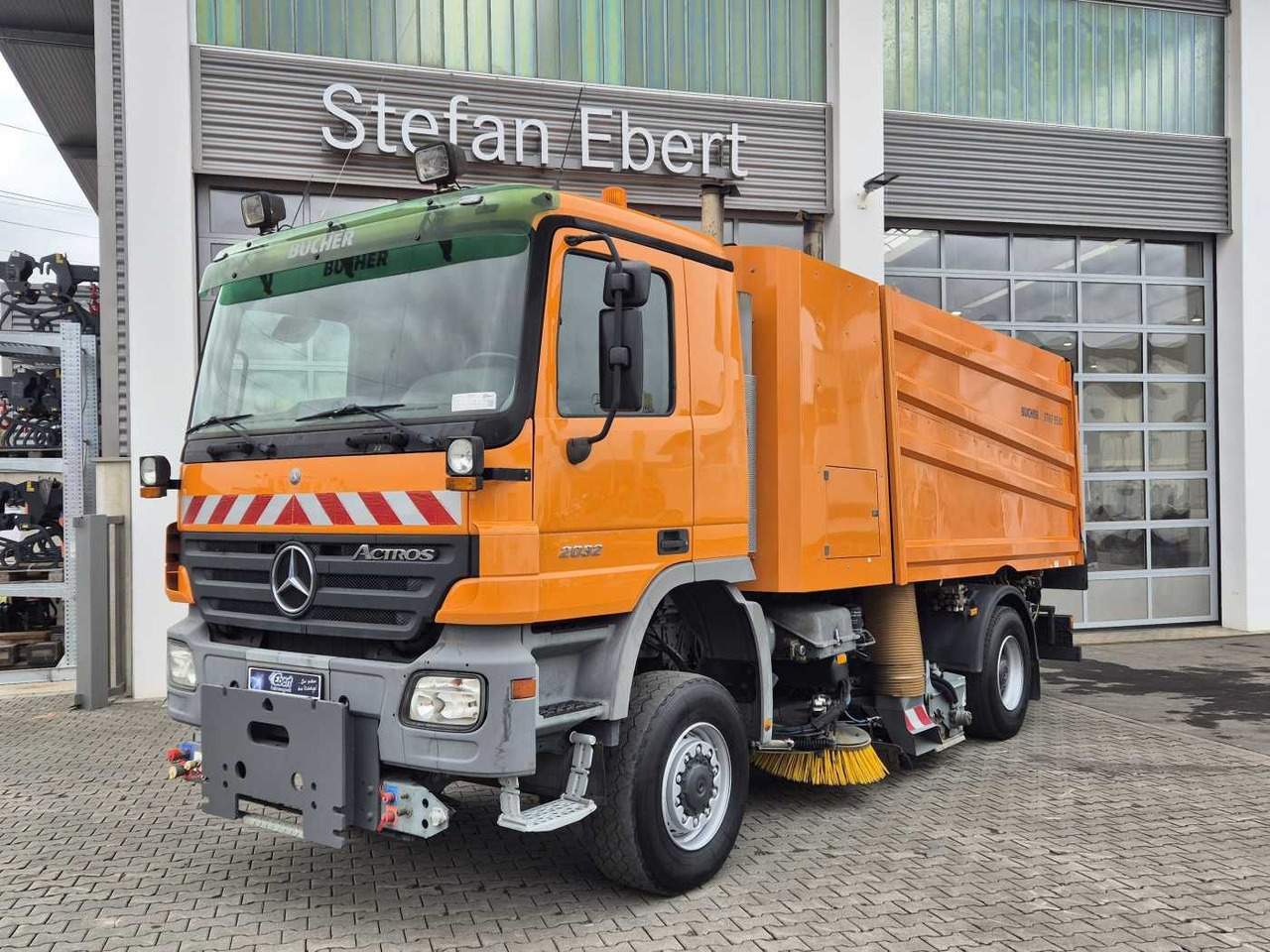 Mercedes-Benz Actros 2032 A 4x4 Bucher STKF 9500 Airport 30x - Yol süpürme aracı: fotoğraf 1 Mercedes-Benz Actros 2032 A 4x4 Bucher STKF 9500 Airport 30x - Yol süpürme aracı: fotoğraf 1