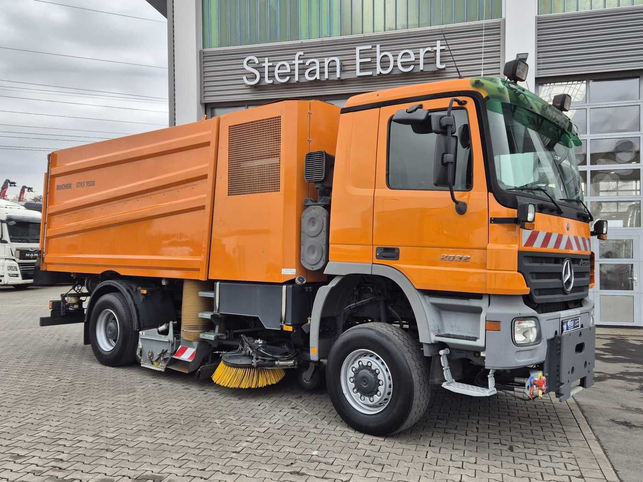 Mercedes-Benz Actros 2032 A 4x4 Bucher STKF 9500 Airport 30x - Yol süpürme aracı: fotoğraf 4 Mercedes-Benz Actros 2032 A 4x4 Bucher STKF 9500 Airport 30x - Yol süpürme aracı: fotoğraf 4
