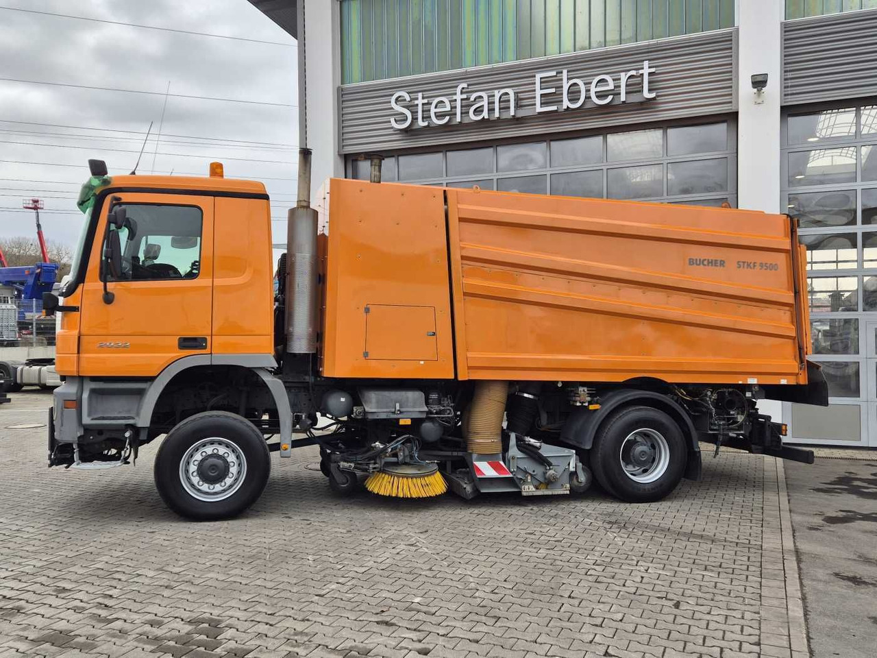 Mercedes-Benz Actros 2032 A 4x4 Bucher STKF 9500 Airport 30x - Yol süpürme aracı: fotoğraf 5 Mercedes-Benz Actros 2032 A 4x4 Bucher STKF 9500 Airport 30x - Yol süpürme aracı: fotoğraf 5