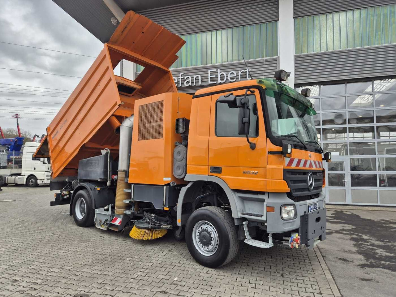 Mercedes-Benz Actros 2032 A 4x4 Bucher STKF 9500 Airport 30x - Yol süpürme aracı: fotoğraf 2 Mercedes-Benz Actros 2032 A 4x4 Bucher STKF 9500 Airport 30x - Yol süpürme aracı: fotoğraf 2