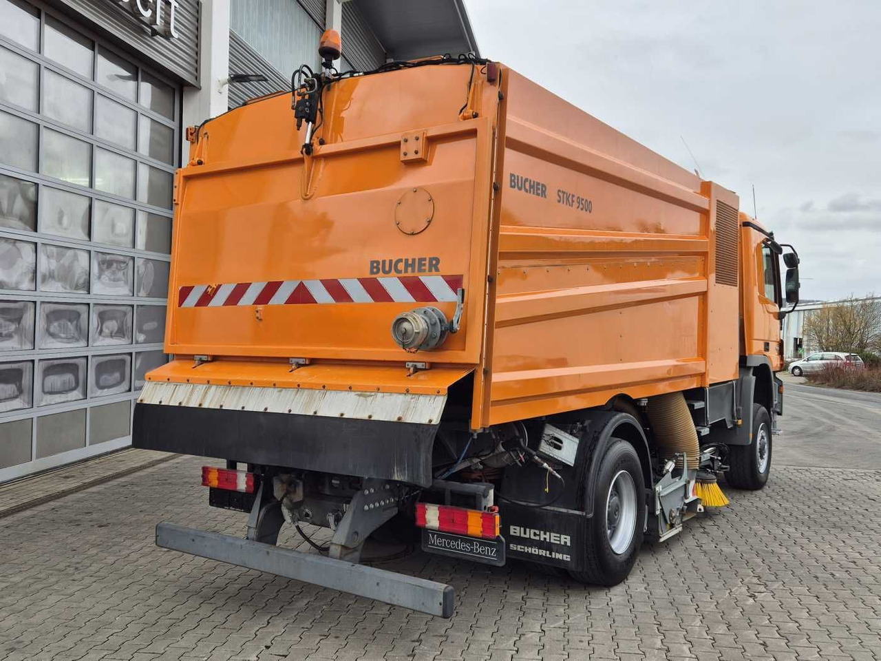 Yol süpürme aracı Mercedes-Benz Actros 2032 A 4x4 Bucher STKF 9500 Airport 30x: fotoğraf 9