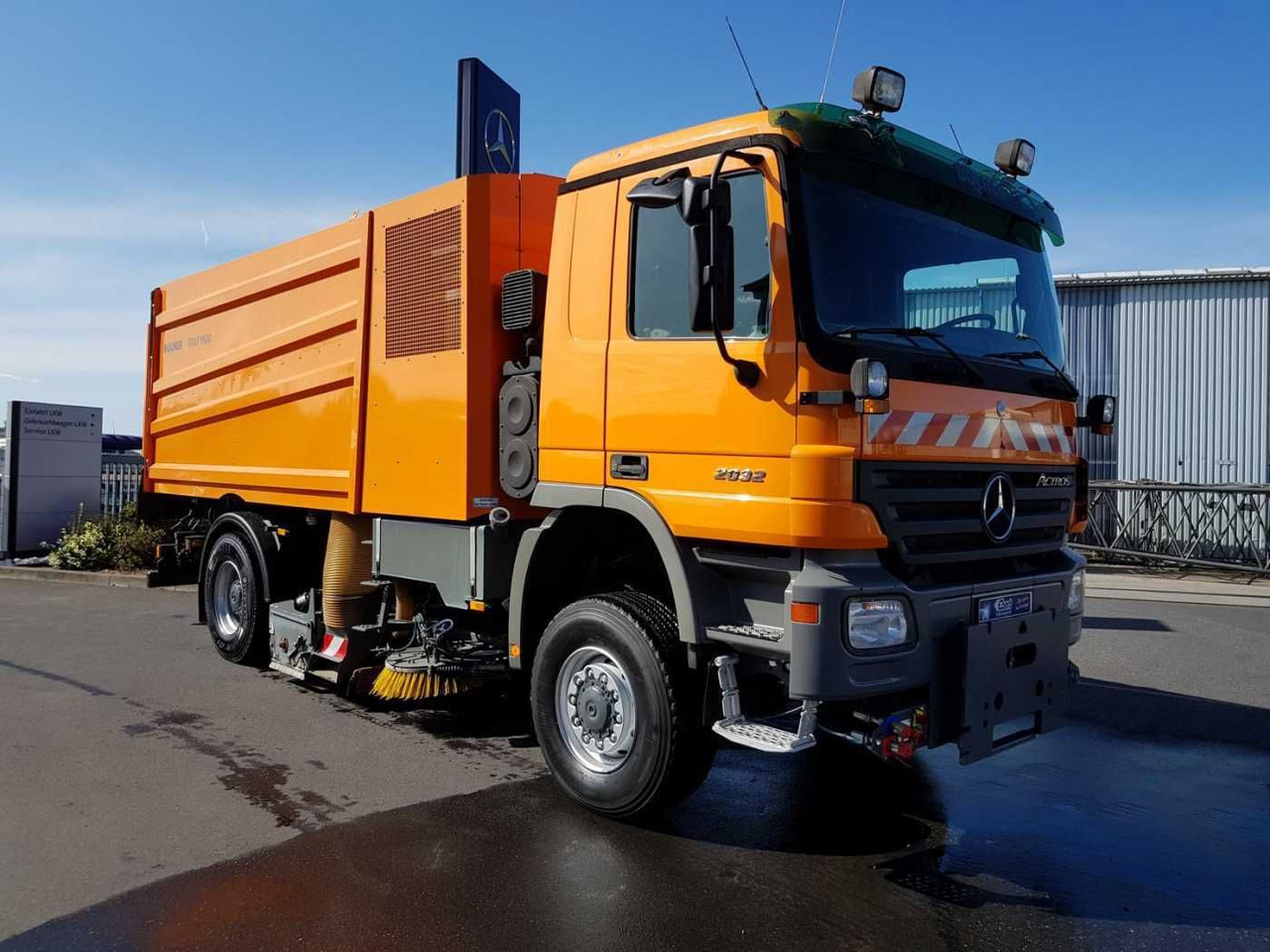 Mercedes-Benz Actros 2032 A 4x4 Bucher STKF 9500 Airport - Yol süpürme aracı: fotoğraf 4 Mercedes-Benz Actros 2032 A 4x4 Bucher STKF 9500 Airport - Yol süpürme aracı: fotoğraf 4