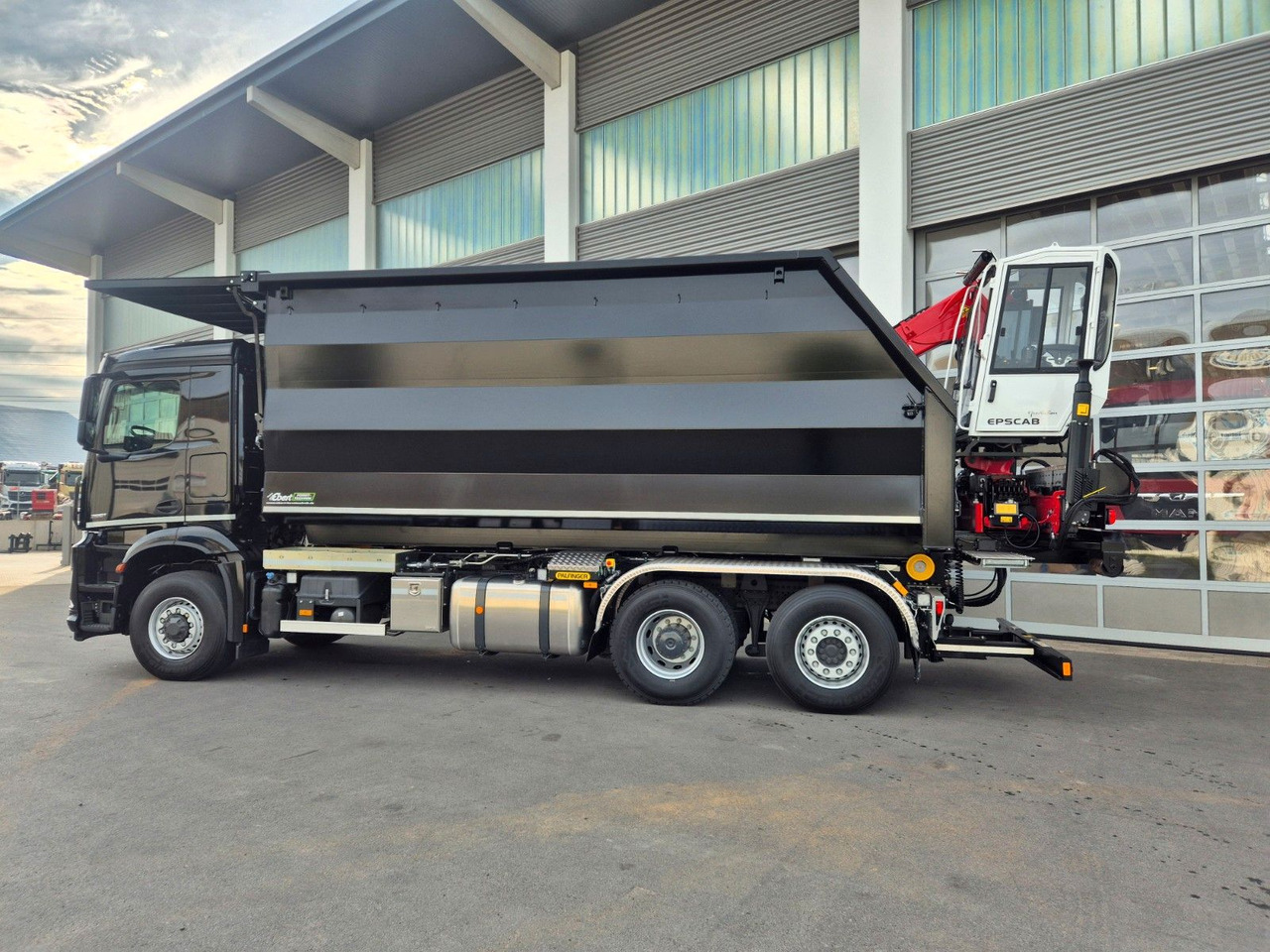 Mercedes-Benz Arocs 2751 6x2 HAD / Abroller EBERT Fällbox Q150 Mercedes-Benz Arocs 2751 6x2 HAD/ Abroller EBERT Forstbox Q150 - Kancalı yükleyici kamyon: fotoğraf 3 Mercedes-Benz Arocs 2751 6x2 HAD / Abroller EBERT Fällbox Q150 Mercedes-Benz Arocs 2751 6x2 HAD/ Abroller EBERT Forstbox Q150 - Kancalı yükleyici kamyon: fotoğraf 3