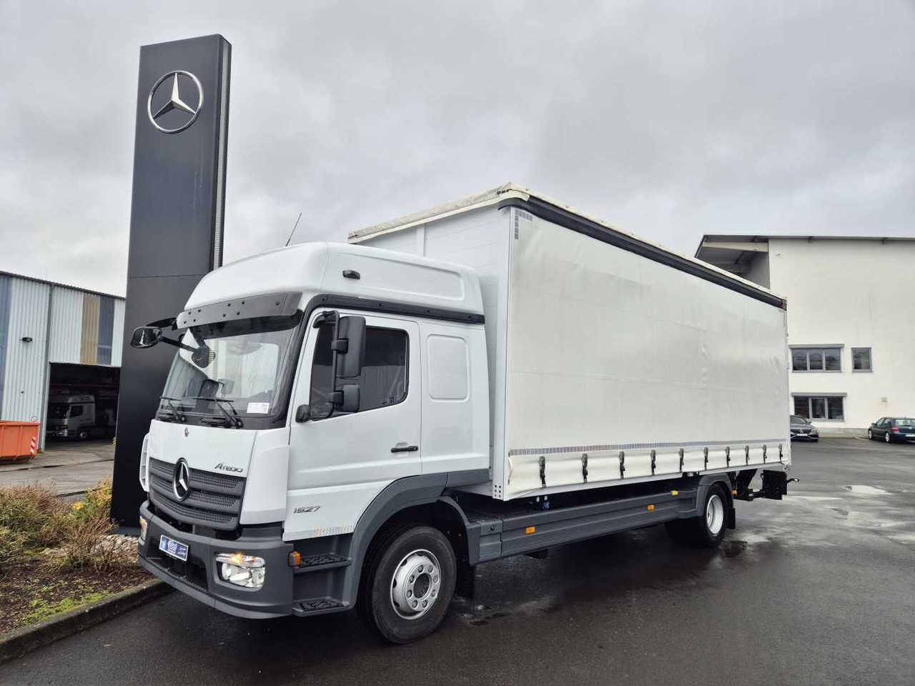 Mercedes-Benz Atego 1527 L L-Haus LBW Palfinger 1.500kg 2 Bett - Tenteli kamyon: fotoğraf 1 Mercedes-Benz Atego 1527 L L-Haus LBW Palfinger 1.500kg 2 Bett - Tenteli kamyon: fotoğraf 1