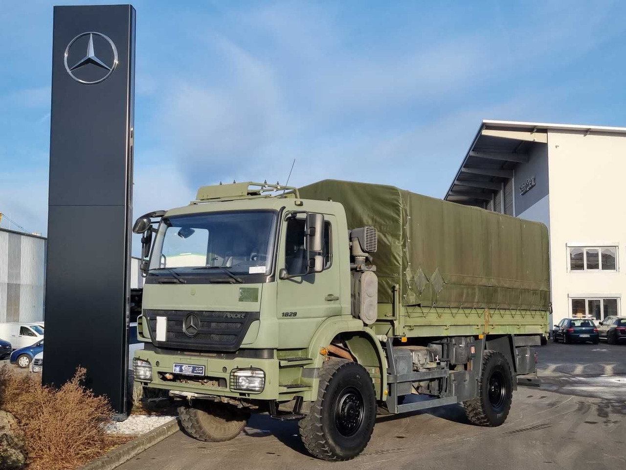 Mercedes-Benz Axor 1829 A 4x4 Pritsche/Plane 10 Stück - Sal/ Açık kasa kamyon: fotoğraf 1 Mercedes-Benz Axor 1829 A 4x4 Pritsche/Plane 10 Stück - Sal/ Açık kasa kamyon: fotoğraf 1