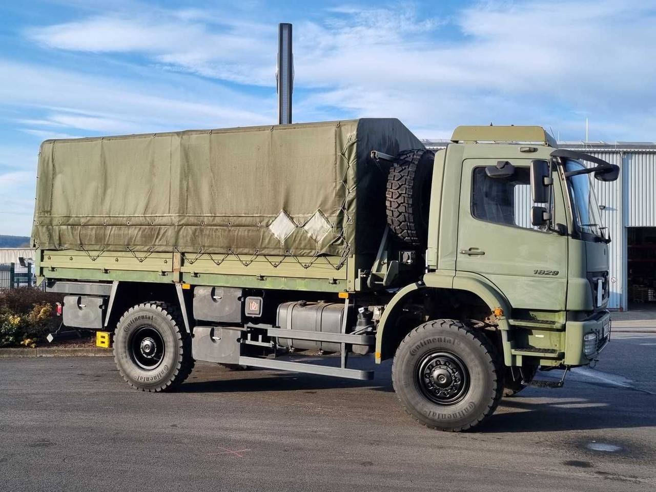 Mercedes-Benz Axor 1829 A 4x4 Pritsche/Plane 10 Stück - Sal/ Açık kasa kamyon: fotoğraf 4 Mercedes-Benz Axor 1829 A 4x4 Pritsche/Plane 10 Stück - Sal/ Açık kasa kamyon: fotoğraf 4