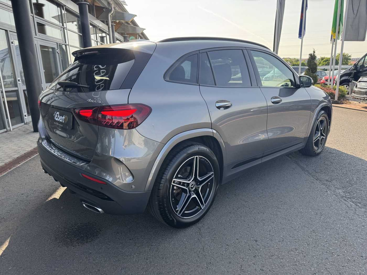 Mercedes-Benz GLA 200d 4M AMG+Pano+Distr+Ambiente+ - SUV: fotoğraf 4 Mercedes-Benz GLA 200d 4M AMG+Pano+Distr+Ambiente+ - SUV: fotoğraf 4