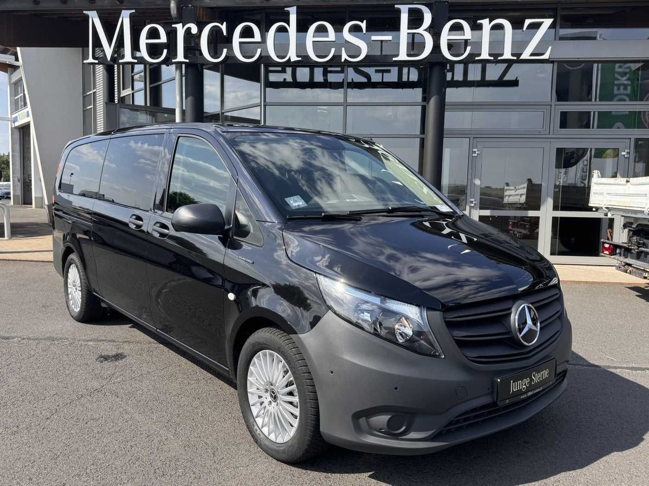 Mercedes-Benz eVito 129 Tourer Behinderten-/Rollstuhlrampe - Binek araba: fotoğraf 2 Mercedes-Benz eVito 129 Tourer Behinderten-/Rollstuhlrampe - Binek araba: fotoğraf 2