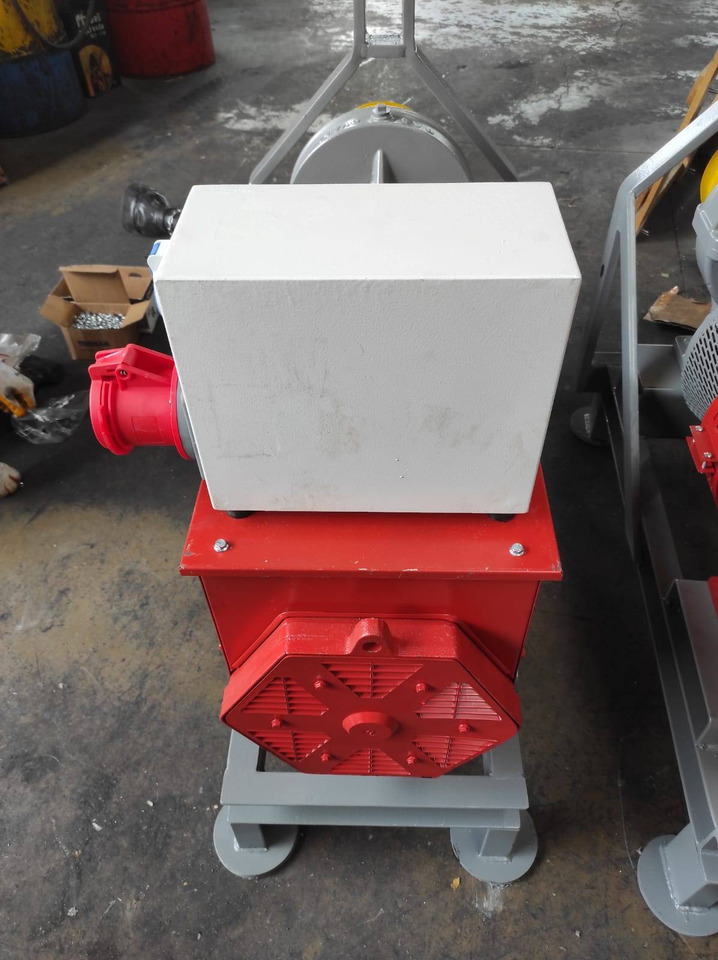 Elektro-Jen 30 kVa / 24 kW PTO driven generator with AVR control - IN STOCK - Elektrikli jeneratör: fotoğraf 4 Elektro-Jen 30 kVa / 24 kW PTO driven generator with AVR control - IN STOCK - Elektrikli jeneratör: fotoğraf 4