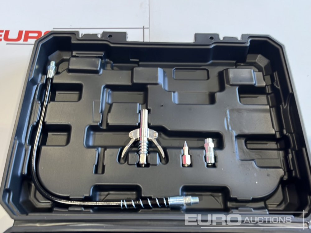Boss 21 Volt Lithium Battery Cordless Grease Gun, 2 Batteries, Charger, Case, Shoulder Strap, Extension Pieces and Fittings - İnşaat ekipmanı: fotoğraf 4 Boss 21 Volt Lithium Battery Cordless Grease Gun, 2 Batteries, Charger, Case, Shoulder Strap, Extension Pieces and Fittings - İnşaat ekipmanı: fotoğraf 4