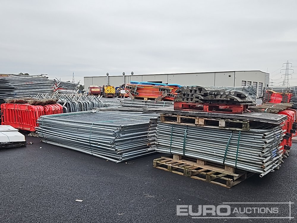 Bundle of Plastic Safety Barriers (5 of), Bundle of Metal Safety Barriers (5 of), Bundle of Heras Fencing (2 of), Cable Mats (7 of), Tracks Mats (3 of), Staging Board - İnşaat ekipmanı: fotoğraf 5 Bundle of Plastic Safety Barriers (5 of), Bundle of Metal Safety Barriers (5 of), Bundle of Heras Fencing (2 of), Cable Mats (7 of), Tracks Mats (3 of), Staging Board - İnşaat ekipmanı: fotoğraf 5