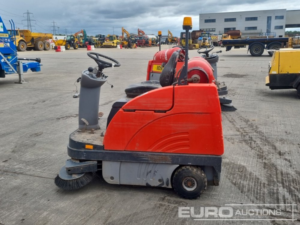 Hako Gas Ride on Floor Cleaner (Non Runner) - Yer süpürme makinası: fotoğraf 2 Hako Gas Ride on Floor Cleaner (Non Runner) - Yer süpürme makinası: fotoğraf 2