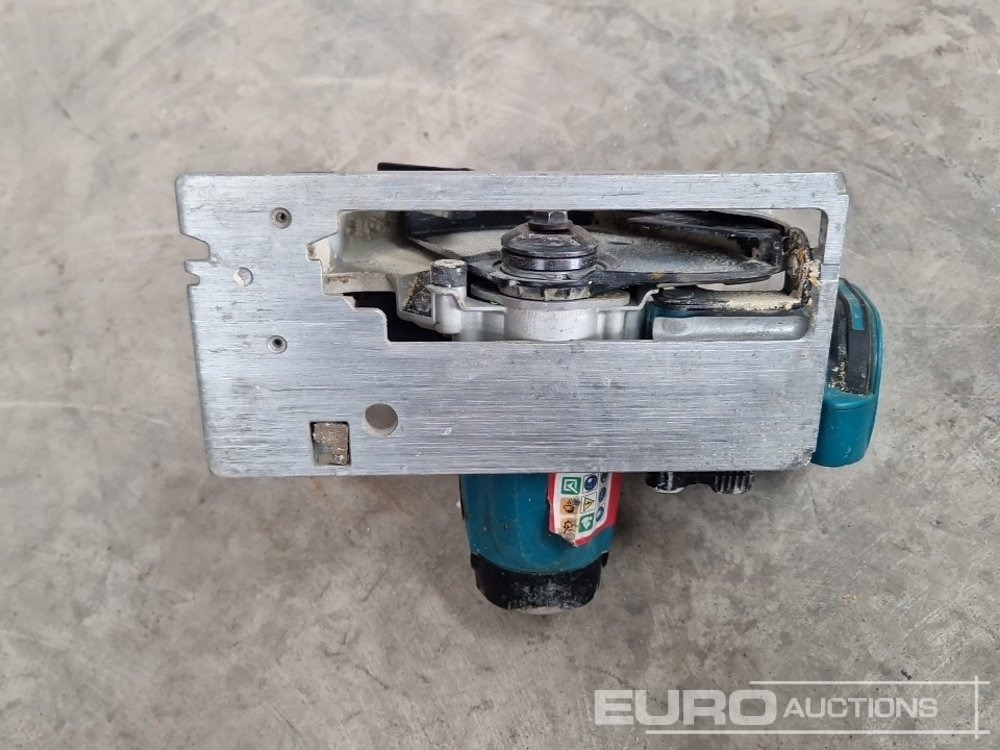 Makita BSS610 18 Volt Cordless Circular Saw (Body & Case Only) - İnşaat ekipmanı: fotoğraf 5 Makita BSS610 18 Volt Cordless Circular Saw (Body & Case Only) - İnşaat ekipmanı: fotoğraf 5