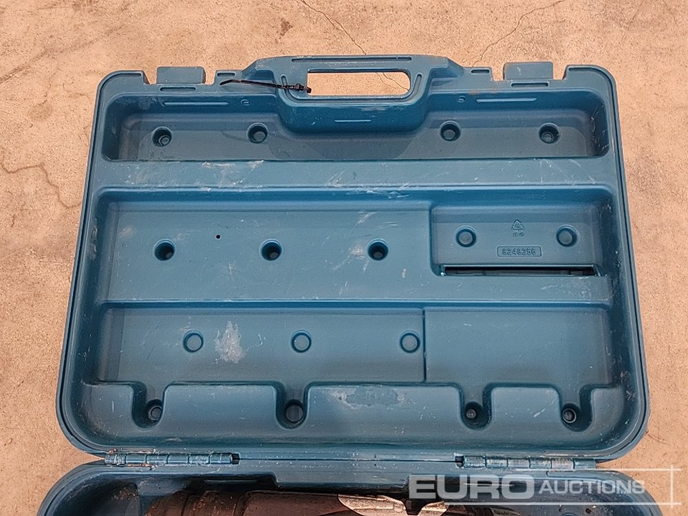 Makita HM3210C 110 Volt Breaker - İnşaat ekipmanı: fotoğraf 5 Makita HM3210C 110 Volt Breaker - İnşaat ekipmanı: fotoğraf 5