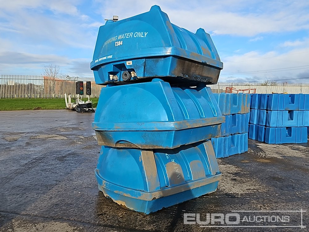 Plastic Water Bowser (3 of) - Depolama tankı: fotoğraf 1 Plastic Water Bowser (3 of) - Depolama tankı: fotoğraf 1