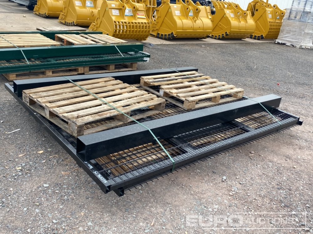 Unused 3m x 2.4m Black Mesh Gate (2 of) Posts (2 of) - İnşaat ekipmanı: fotoğraf 1 Unused 3m x 2.4m Black Mesh Gate (2 of) Posts (2 of) - İnşaat ekipmanı: fotoğraf 1