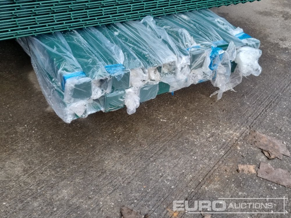 İnşaat ekipmanı Unused Galvanised & Powder Coated Heavy Duty (5mm) Wire Mesh Fencing, 25 x H2.4m x W2.2m Panels, 26 x 60mm x 60mm x3m Posts, with Fittings (Green): fotoğraf 20