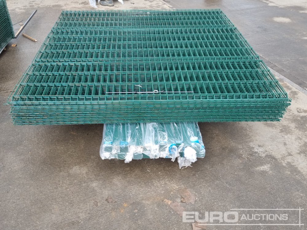 İnşaat ekipmanı Unused Galvanised & Powder Coated Heavy Duty (5mm) Wire Mesh Fencing, 25 x H2.4m x W2.2m Panels, 26 x 60mm x 60mm x3m Posts, with Fittings (Green): fotoğraf 19