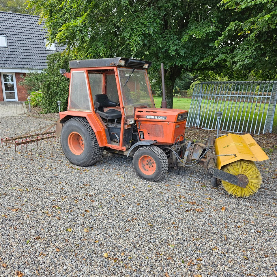 Kubota B8200 - Belediye traktör: fotoğraf 2 Kubota B8200 - Belediye traktör: fotoğraf 2